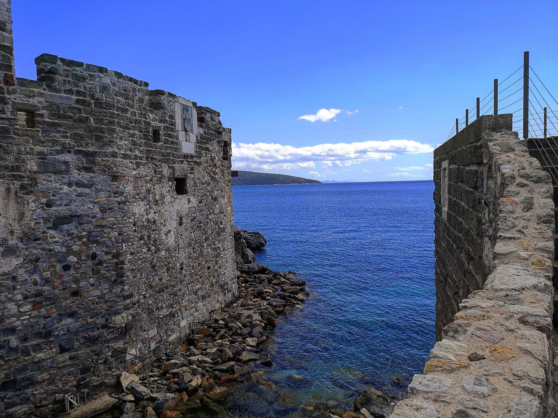 Bodrum Kalesi surlarından Ege'ye bakış