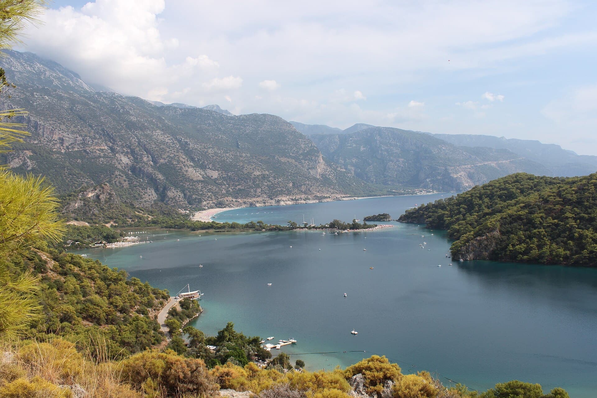 Fethiye Ölüdeniz lagünü ve çevresindeki dağlar