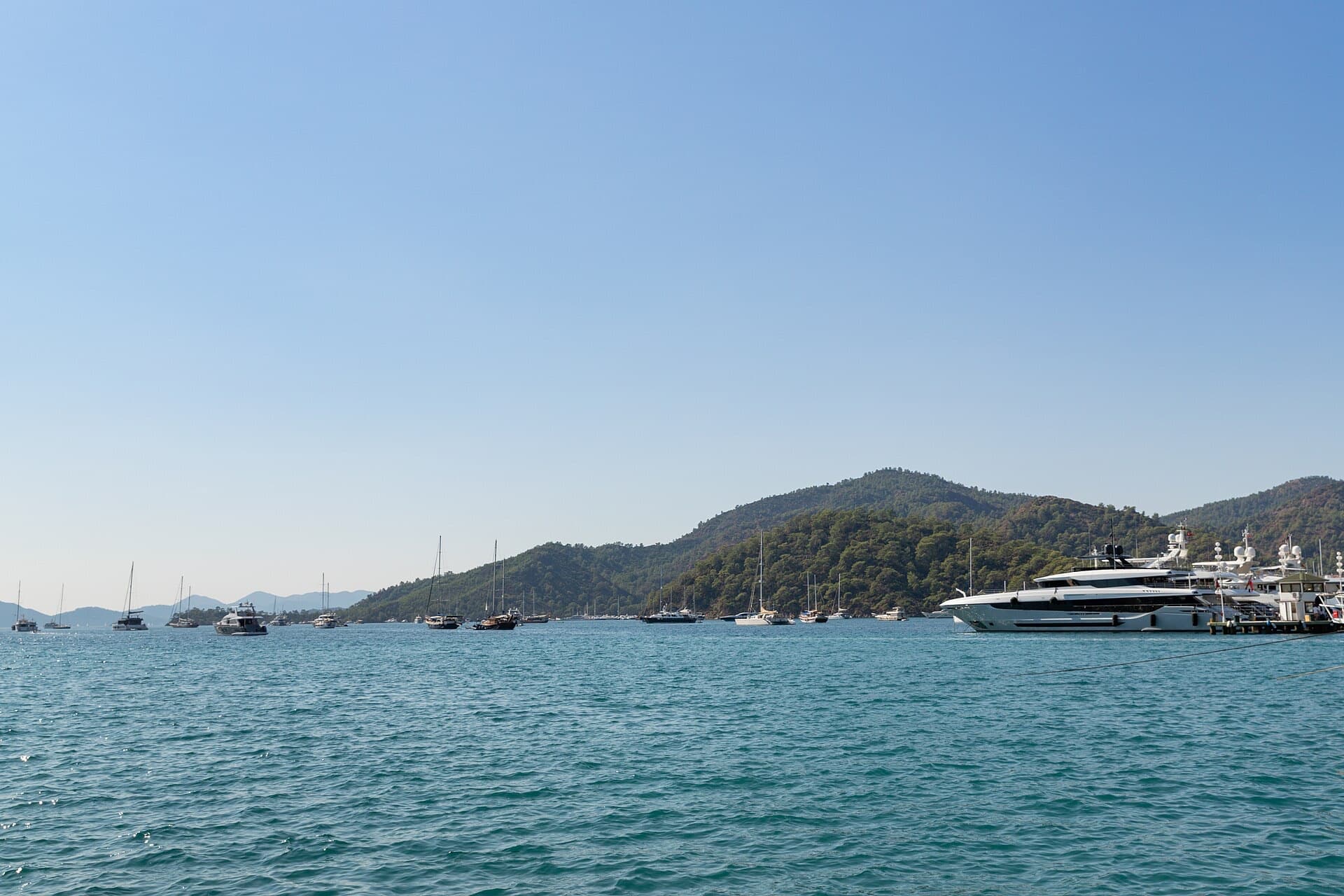 Göcek koyunda demirli yatlar