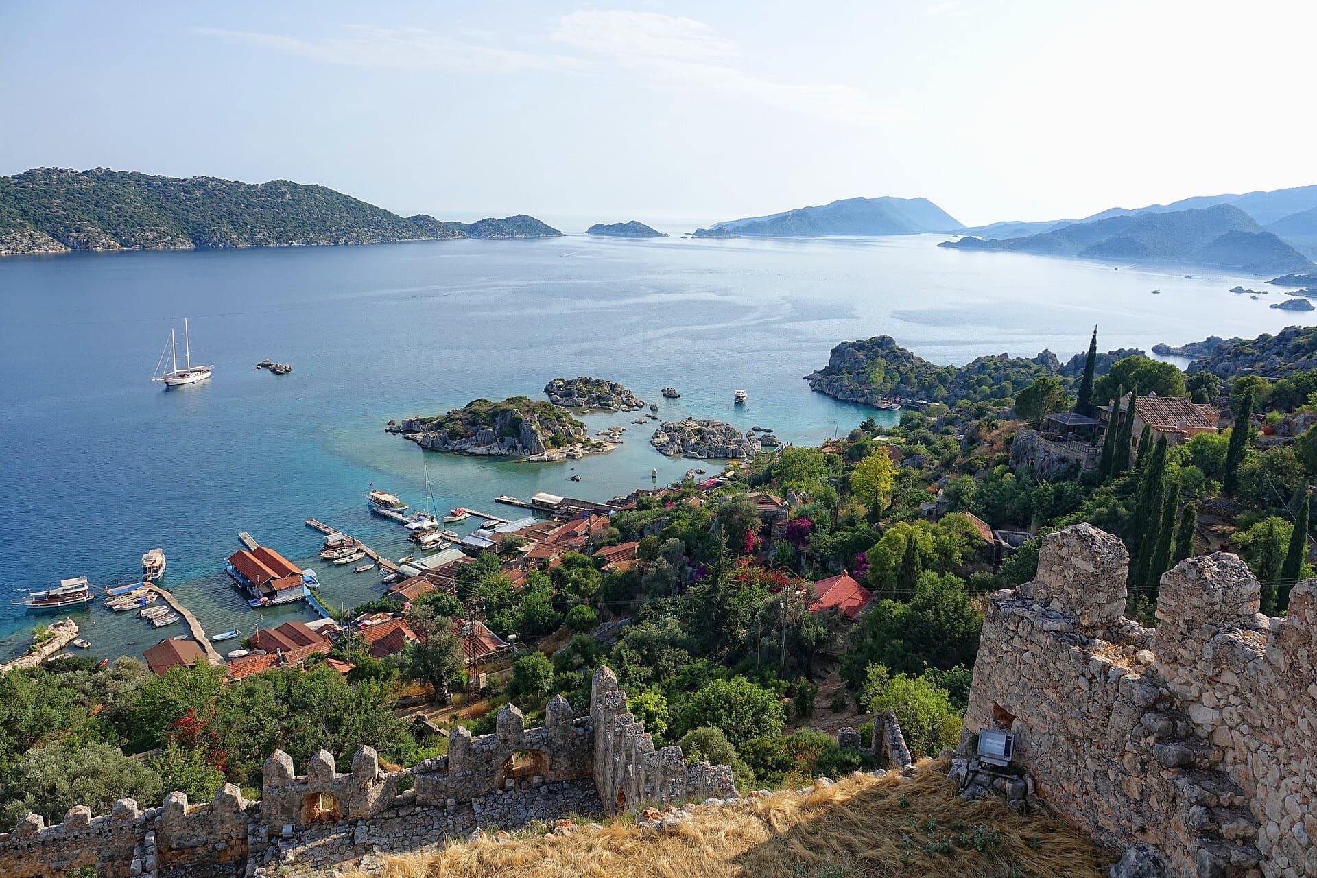 Kekova Adası ve Kaleköy'ün yukarıdan görünümü