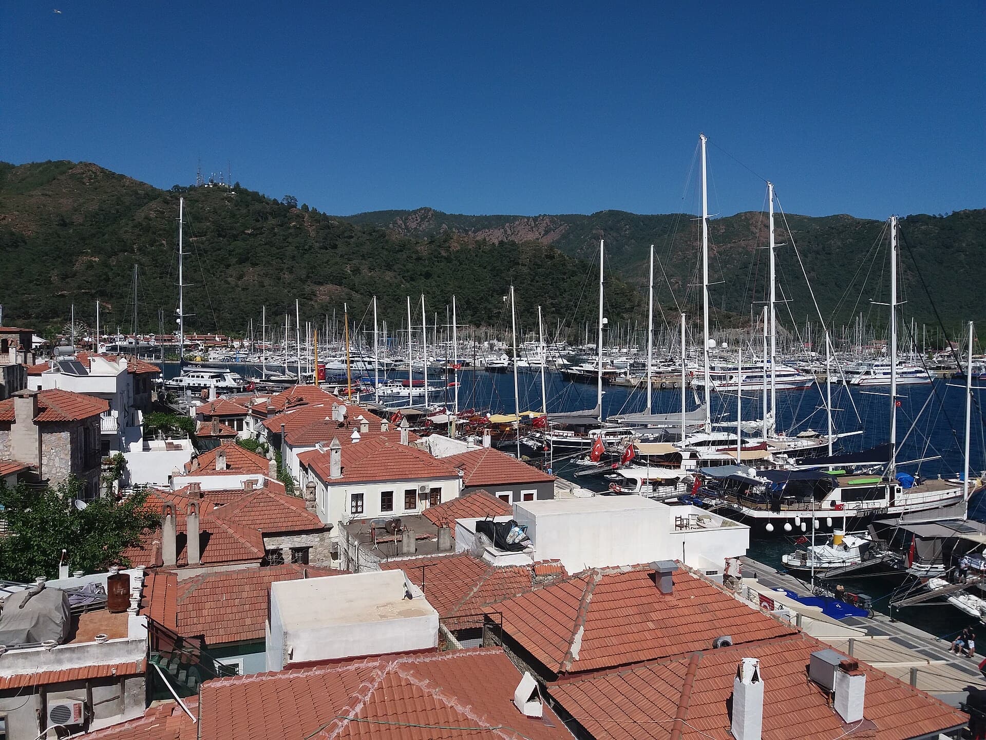 Marmaris marinası ve kırmızı çatılı evler