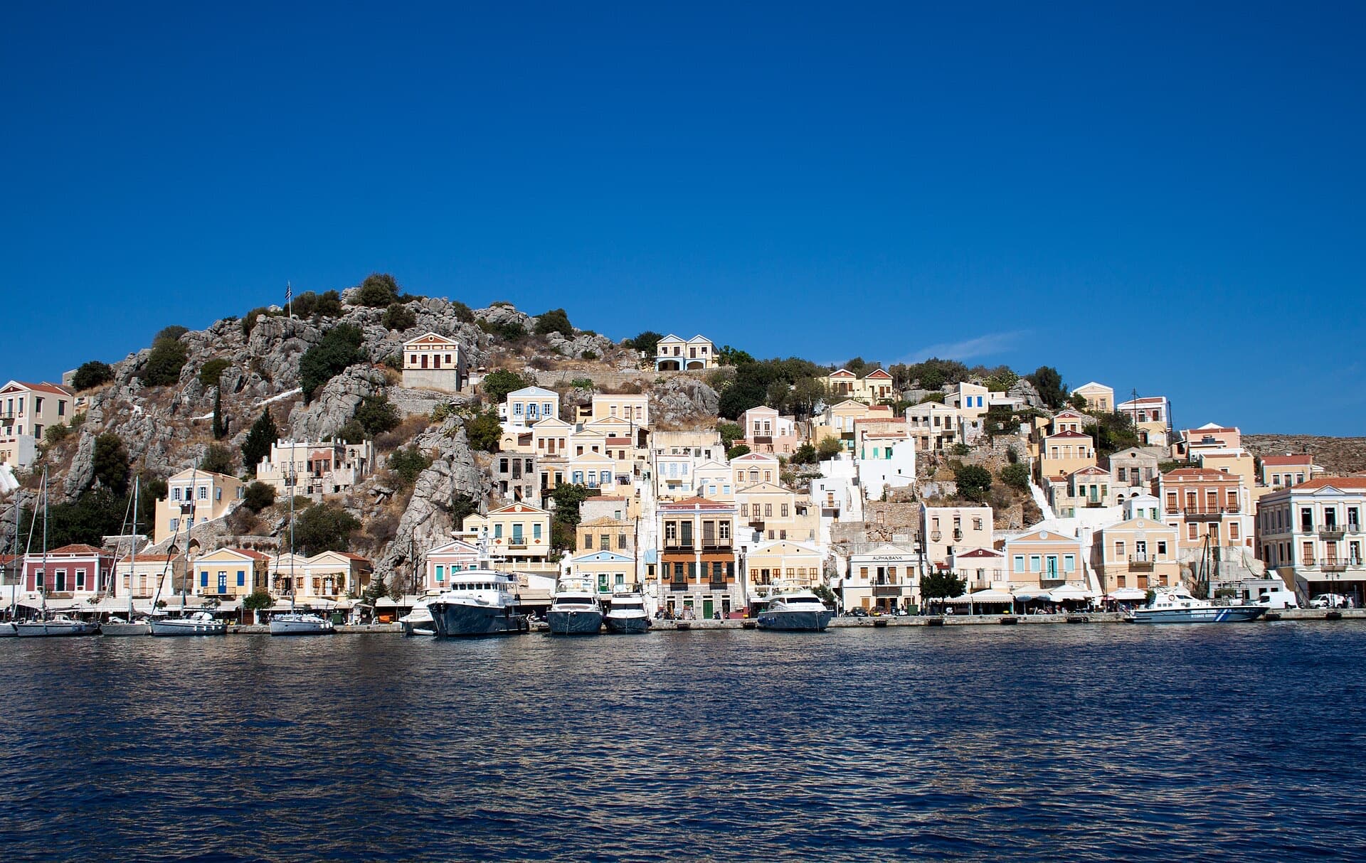 Symi limanından neoklasik evlerin görünümü