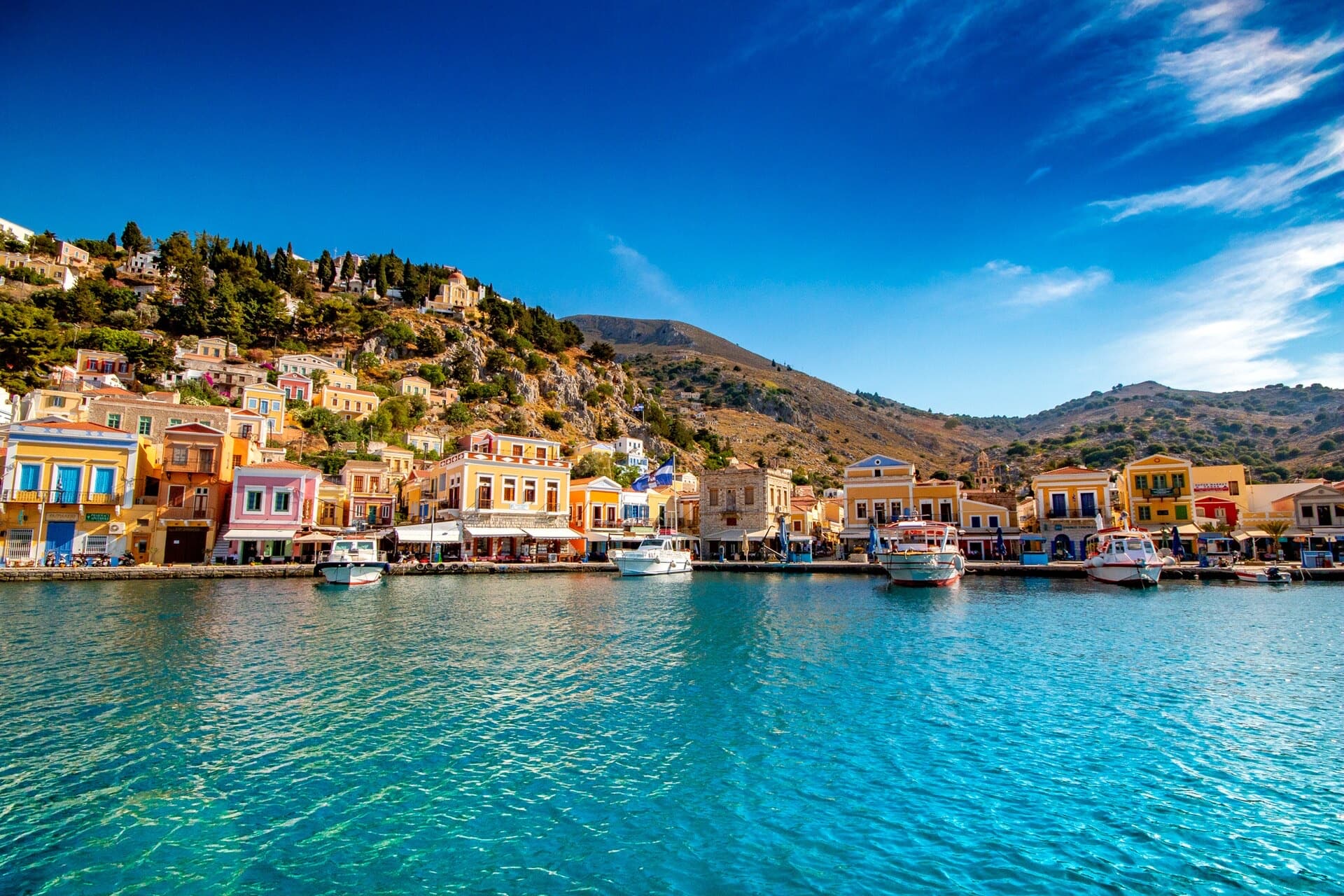 Symi Adası'nın renkli evleri ve turkuaz limanı