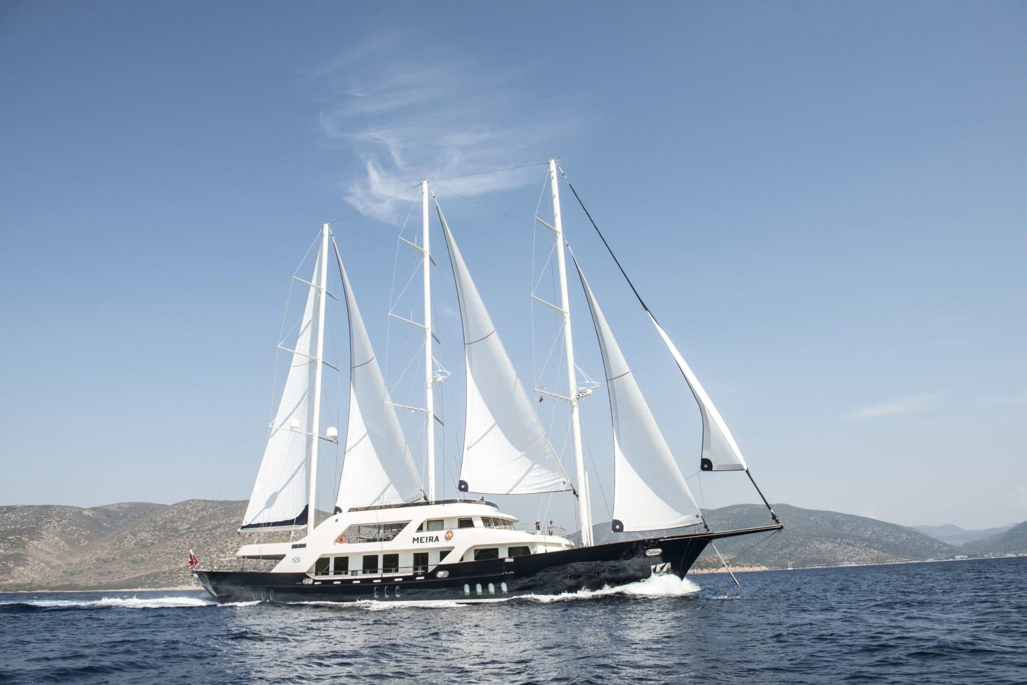M/S MEIRA üç direği ve açık yelkenleriyle denizde seyir halinde