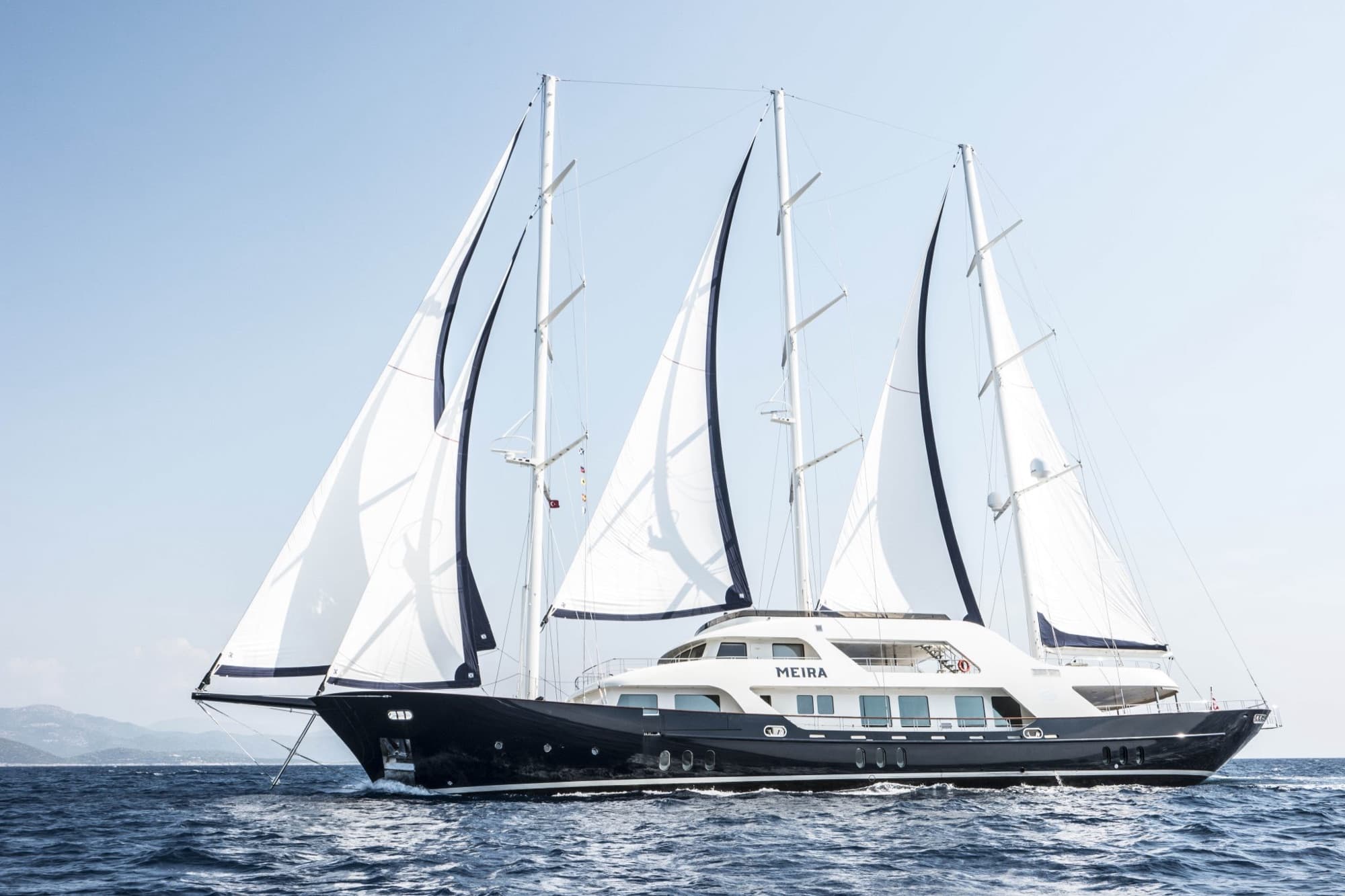 M/S MEIRA açık yelkenleriyle seyir halinde
