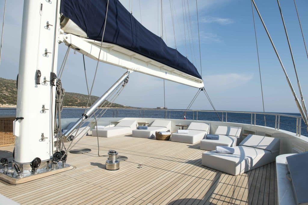 M/S MEIRA flybridge güvertesindeki şezlonglar