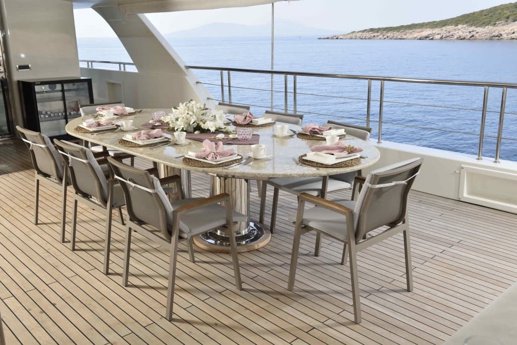 Sky lounge'da deniz manzaralı yemek alanı