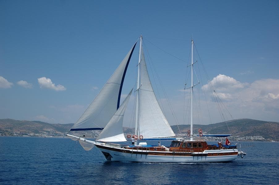 Sunworld-8 yelken açmış halde koyda
