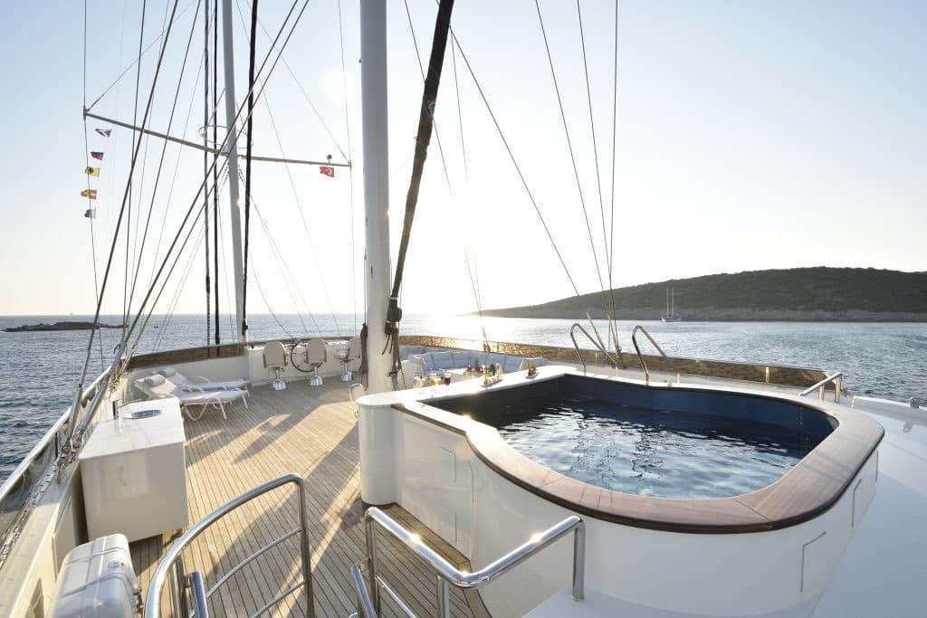 M/S MEIRA flybridge güvertesindeki havuz